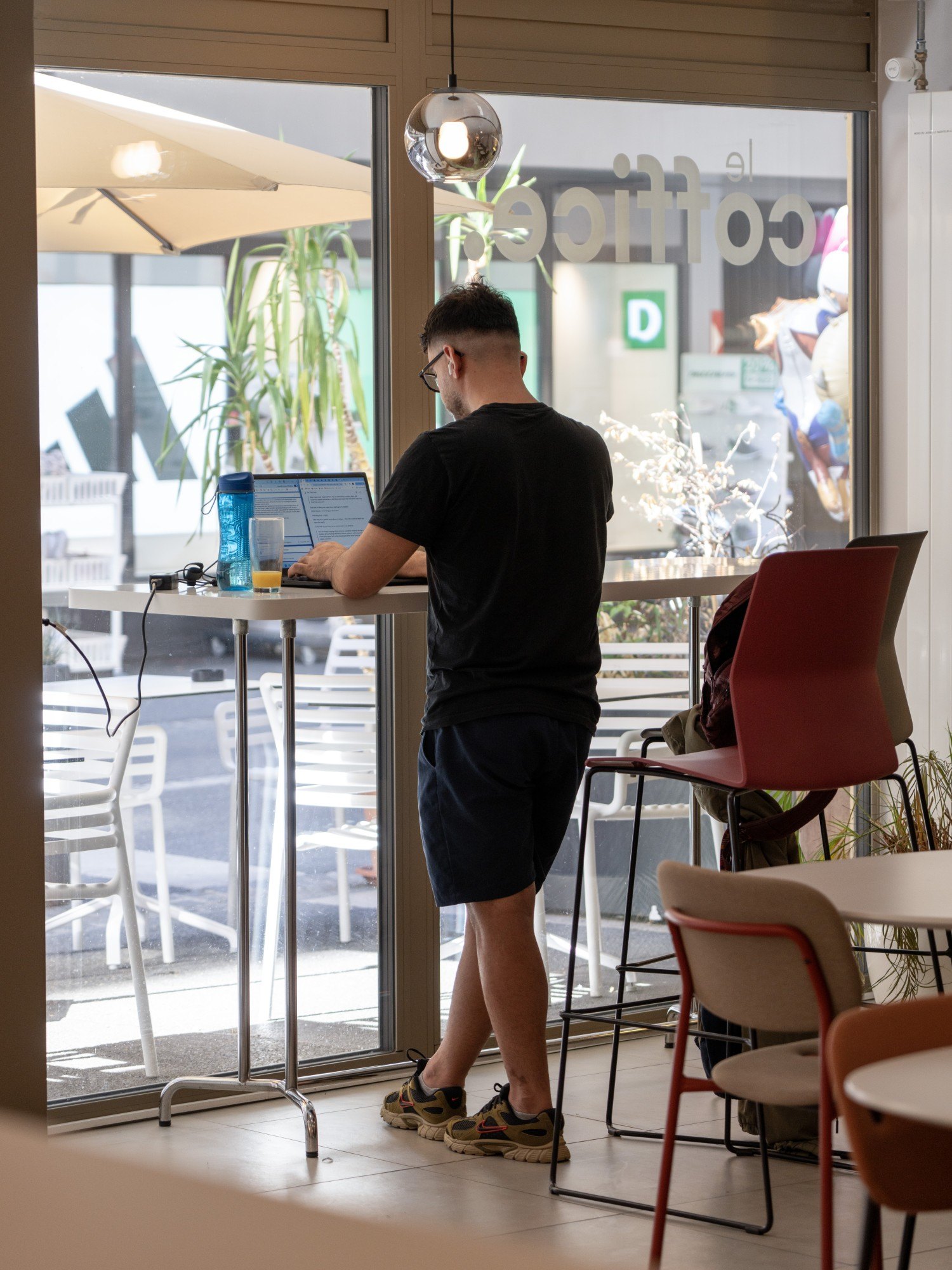 Standing work spot by the Coffice window